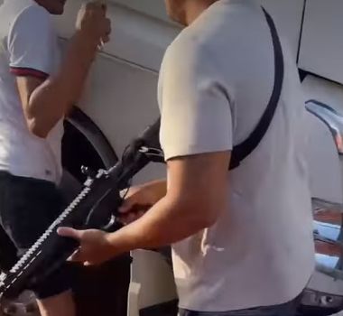 Imagem - Homem é acusado de sacar fuzil e agredir motorista durante discussão na Alça Viária
