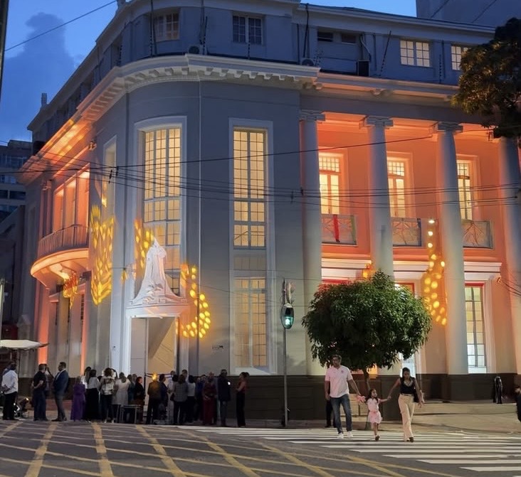 A noite reuniu dois momentos simbólicos: o cuidado com espaços que fazem parte da memória da Associação Comercial do Pará e a presença de Nossa Senhora de Nazaré no Palácio do Comércio, em um período marcado pela fé e pela tradição do Círio.
