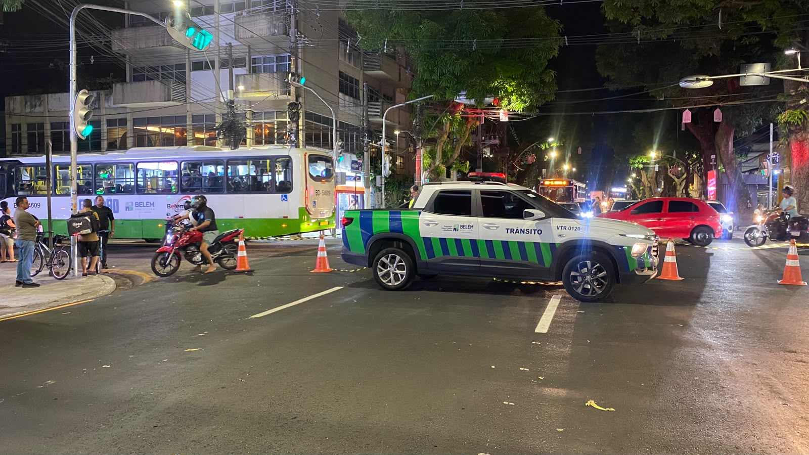 (Com a avenida fechada para a passagem dos carros que participam da programação, os motoristas que chegam pela região precisam dobrar na Avenida Generalíssimo Deodoro para seguir viagem e procurar outras rotas.)