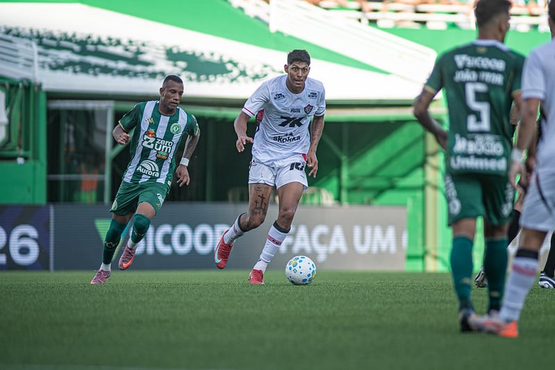Equipes se enfrentam no Barradão, em Salvador - 