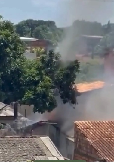 Moradores tentaram controlar o fogo antes da chegada dos bombeiros