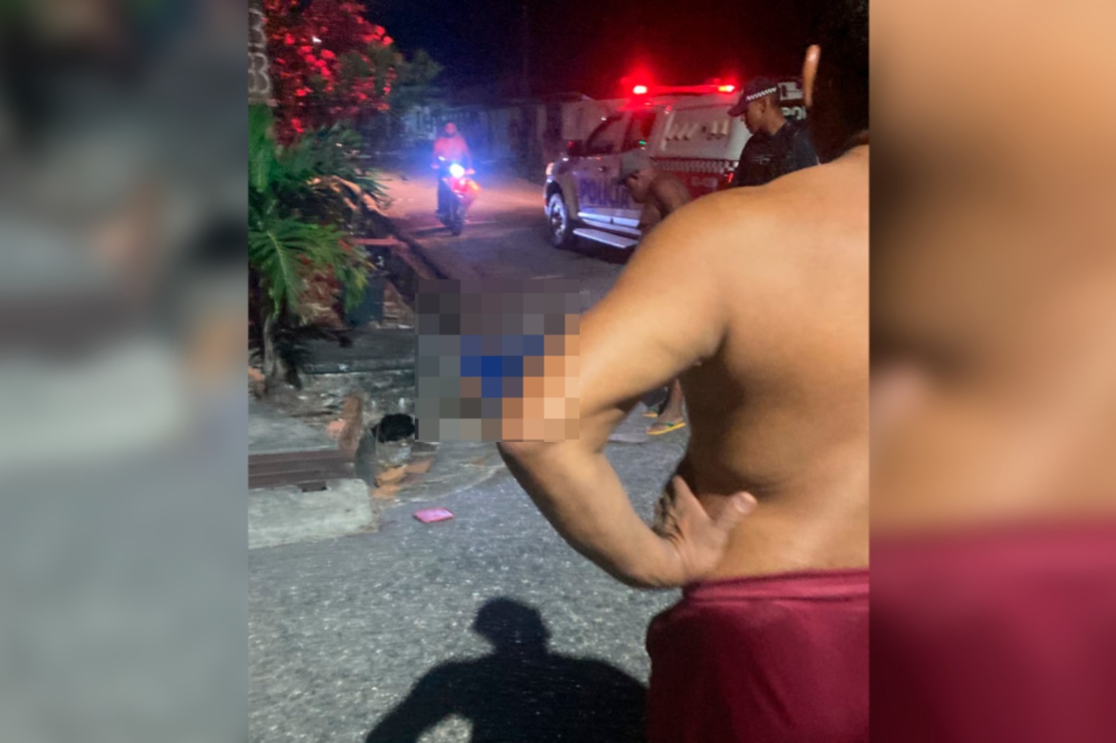 Vídeos que circulam nas redes sociais mostram a vítima caída em uma via e a reação da mãe após chegar ao local; polícia investiga o caso.