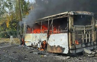 Ataque russo com bomba planadora atinge ônibus de passageiros e deixa dezenas de mortos