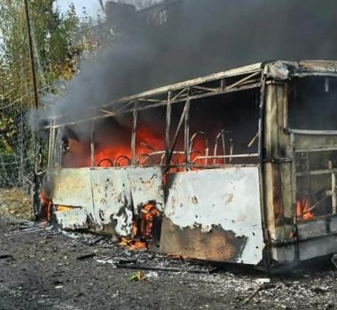 Imagem - Ataque russo com bomba planadora atinge ônibus de passageiros e deixa dezenas de mortos