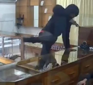 Imagem - Vídeo: Dono de joalheria reage durante assalto e atira contra suspeito em Itajaí
