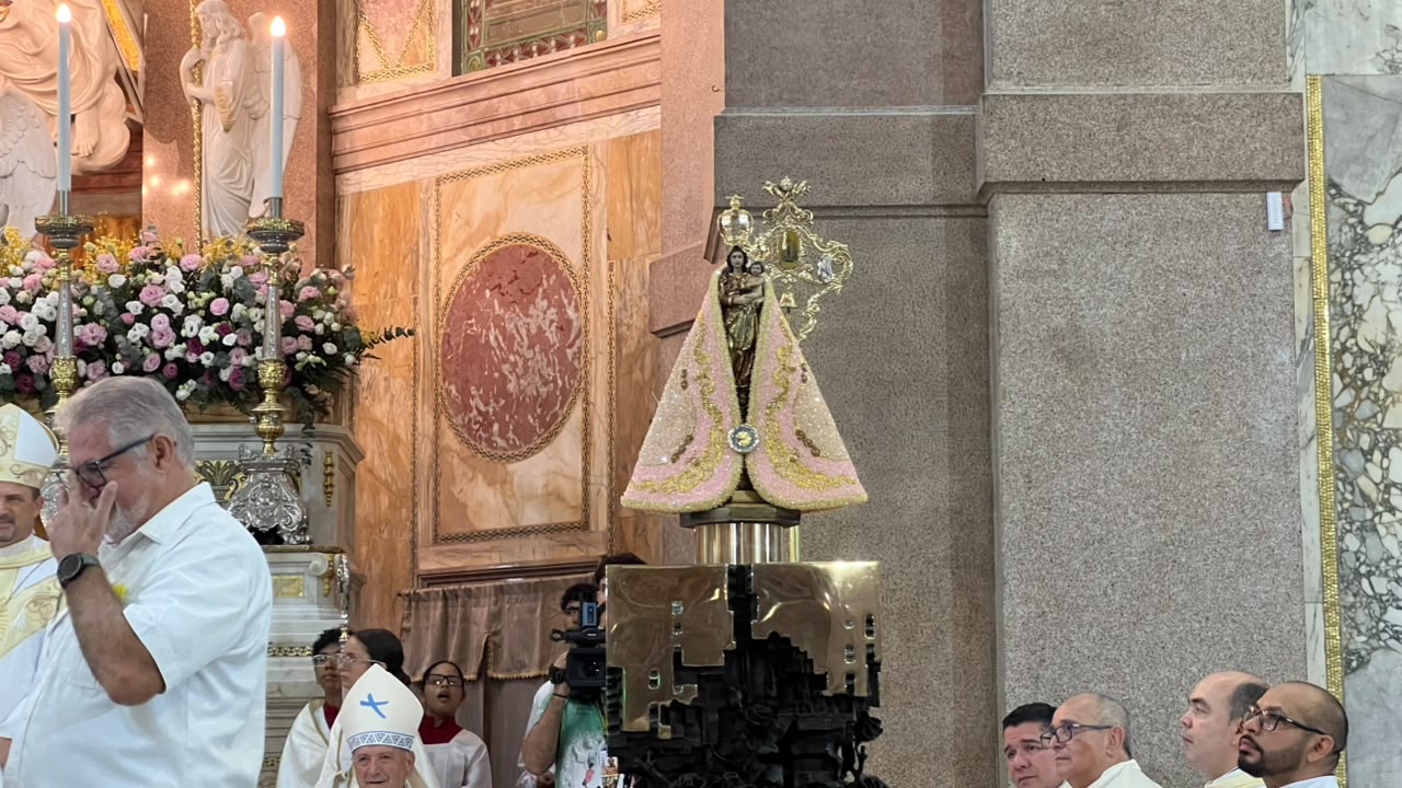(A composição do manto é inspirada no episódio bíblico da Visitação de Maria à prima Isabel, momento que representa a primeira missão de Maria ao levar Jesus e sua mensagem ao encontro de outras pessoas.)