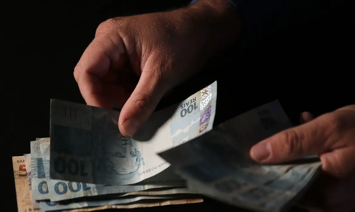 Bancos começam a devolver saldos de apostadores após encerramento de bets no país