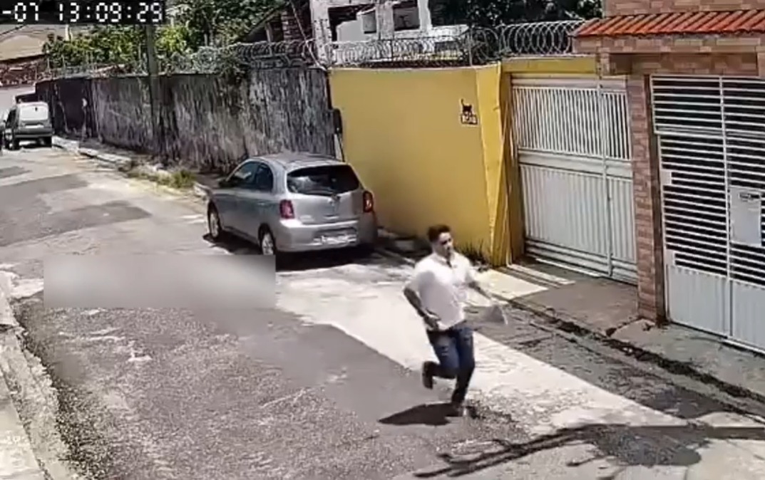 Crime ocorreu durante a tarde e foi registrado por câmera de segurança.