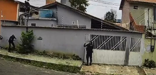 (Equipes foram imediatamente enviadas ao endereço para realizar a abordagem.)