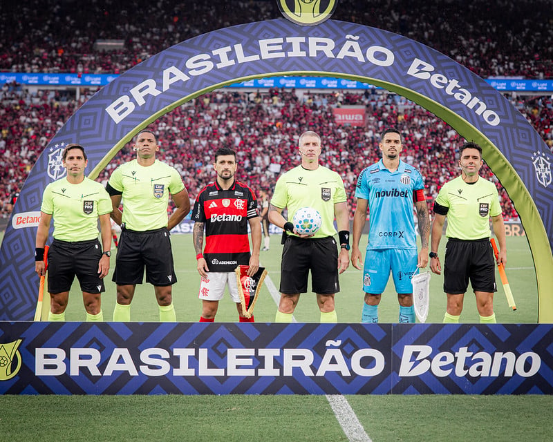 Equipes se enfrentam na Vila Belmiro, em Santos - 