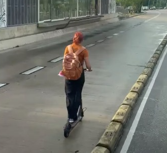 Imagem - Jovem é flagrada andando de patinete de forma irregular na pista do BRT, em Belém
