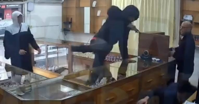 Homem de 24 anos foi ferido e encaminhado ao hospital; ação foi registrada por câmeras de segurança