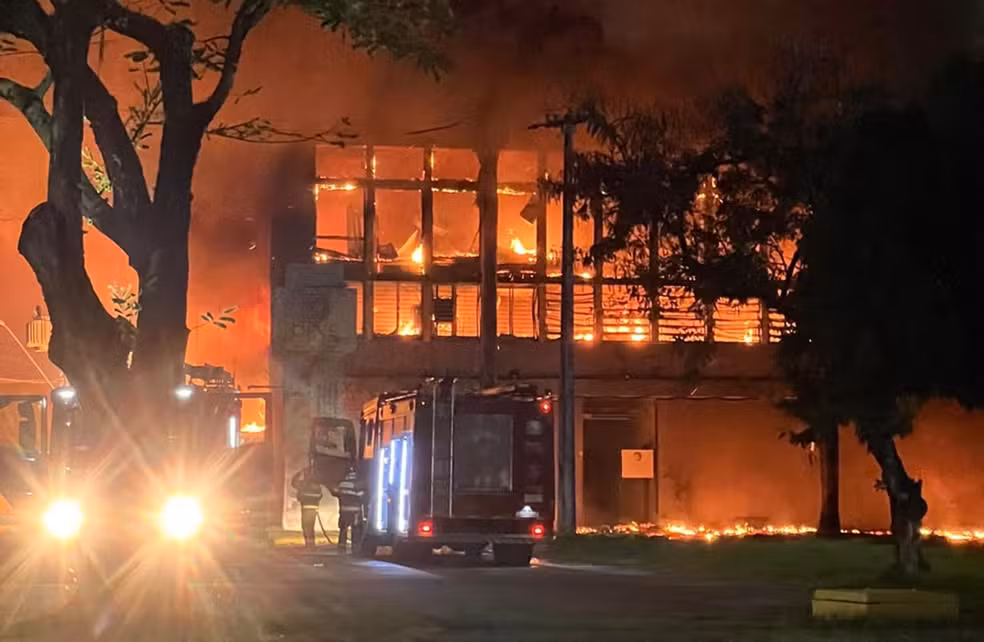 Incêndio de grandes proporções atingiu prédio da Universidade Federal de Pernambuco (UFPE), em Recife.