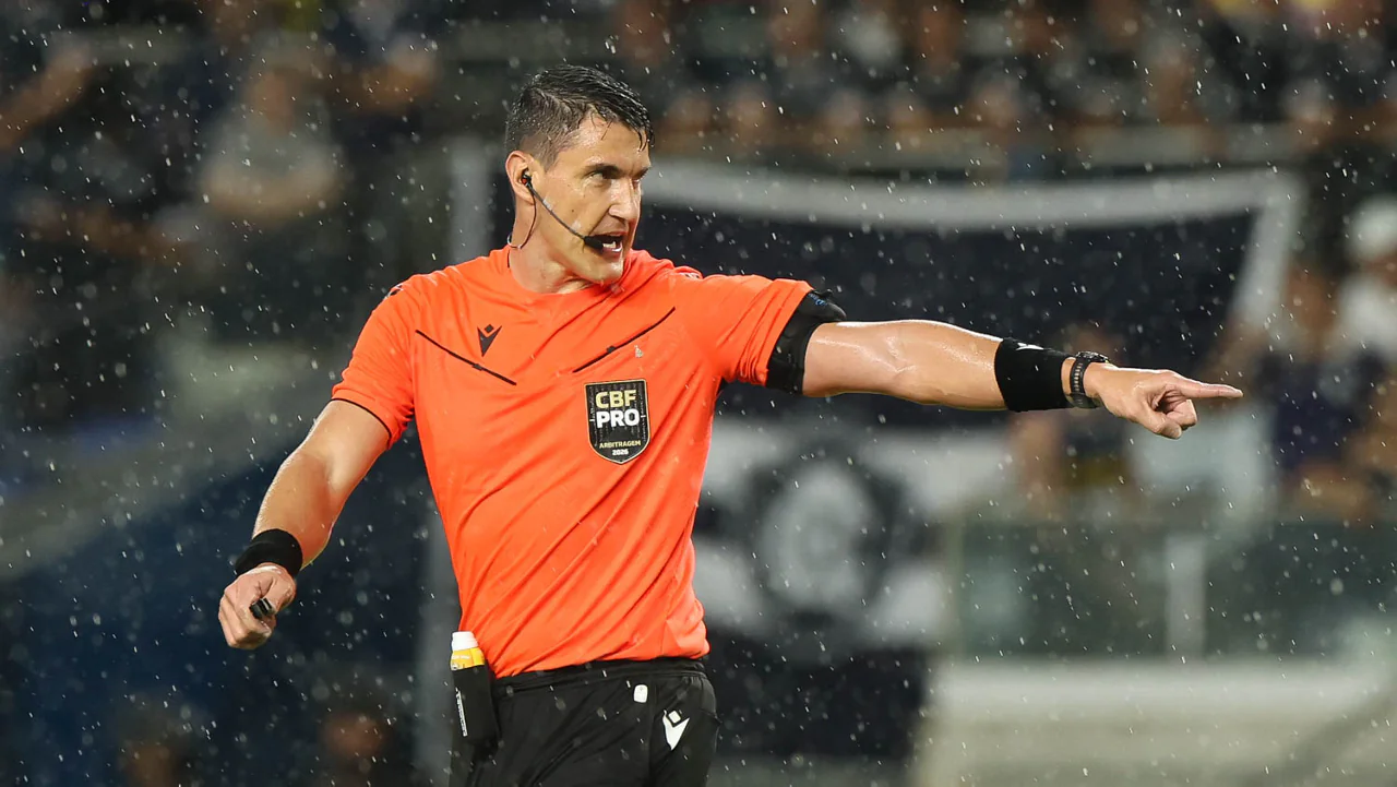 Leão teve decisões contestadas em diferentes rodadas, mas Comissão de Arbitragem reconheceu erro em apenas um dos episódios analisados e considerou correta outra decisão questionada pelo clube