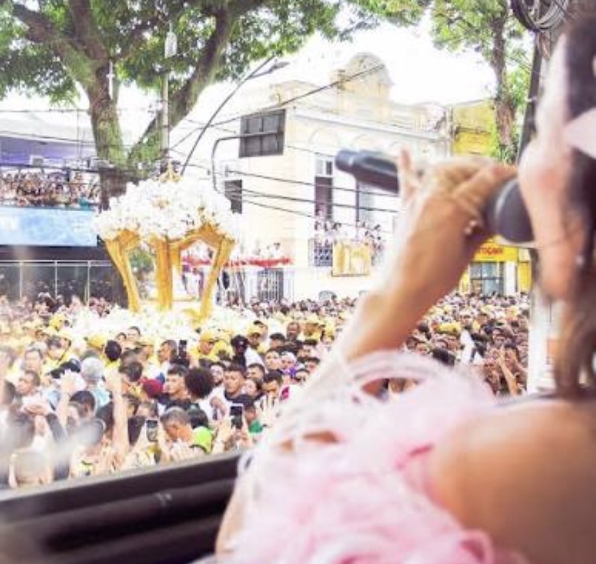 Para Liah, “Nossa Senhora” ultrapassa a interpretação musical. “Tem canções que a gente canta e tem canções que a gente reza. ‘Nossa Senhora’ é uma dessas canções para mim.”
