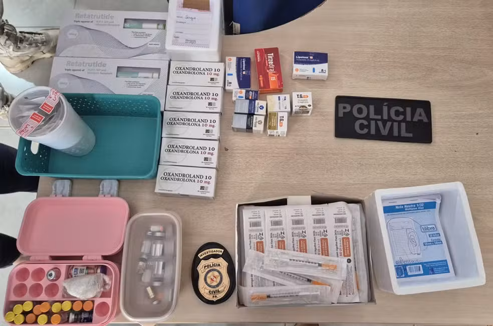 Polícia apreendeu 190 comprimidos de oxandrolona, além de ampolas e canetas para emagrecimento e ganho de massa.