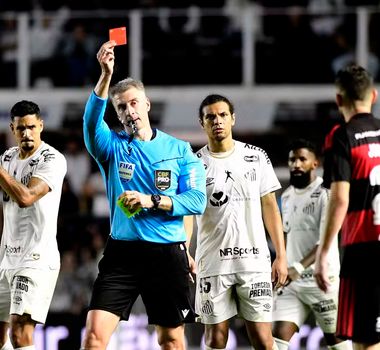 Imagem - Flamengo acusa arbitragem de erros graves após empate com o Santos: 'Falta de critério'