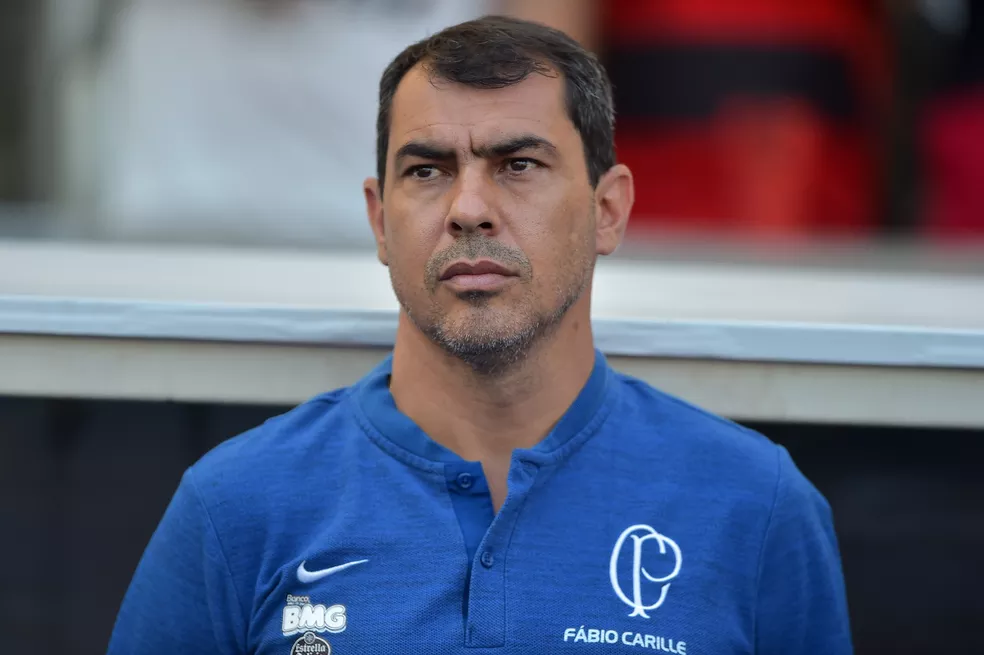 Campeão brasileiro e tricampeão paulista pelo Timão, treinador está no Al Fayha, da Arábia Saudita, e pode ser chamado para tentar evitar o rebaixamento
