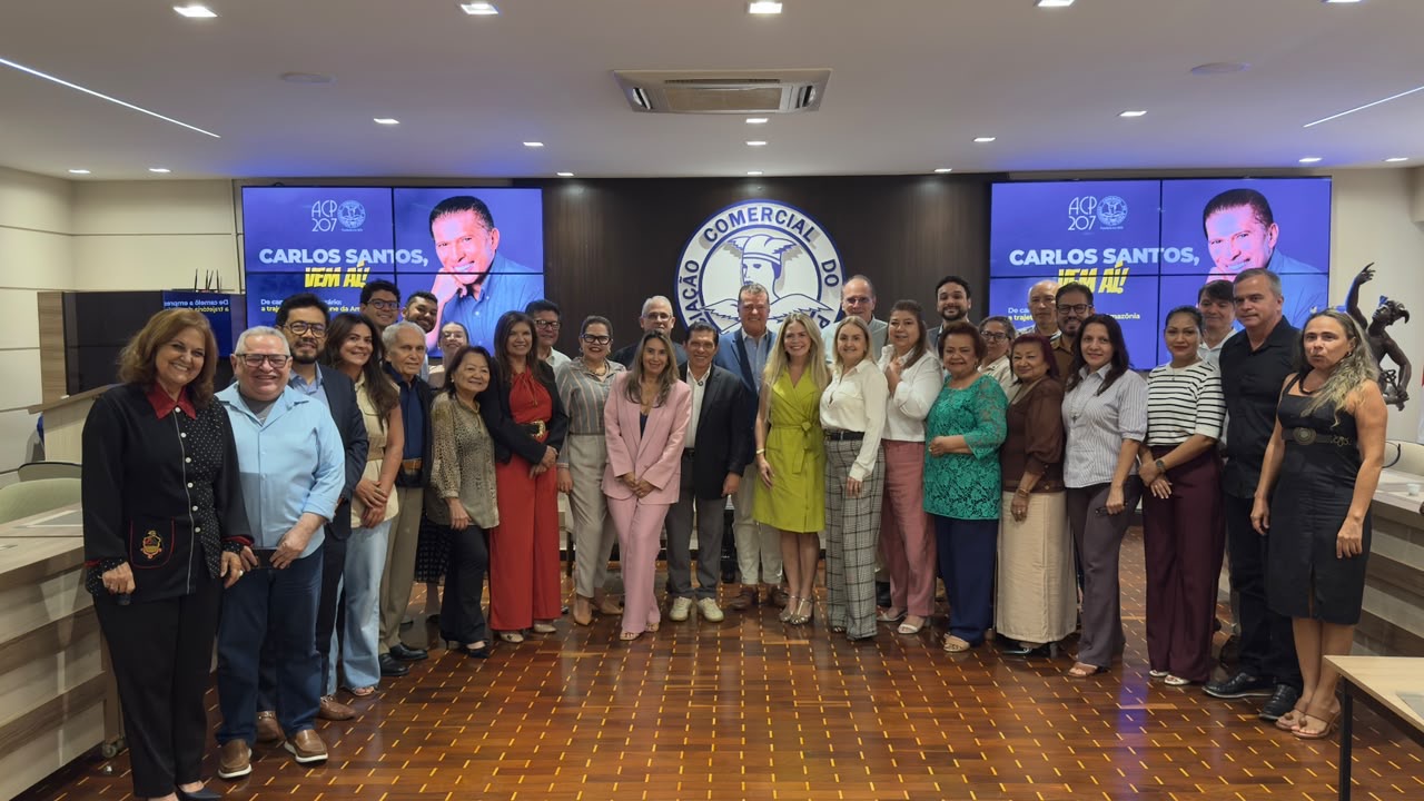 O empresário Carlos Santos com empresários, associados e integrantes da diretoria da ACP