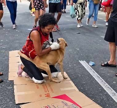 Imagem - Devota paga promessa no Círio de Nazaré acompanhada do cachorro
