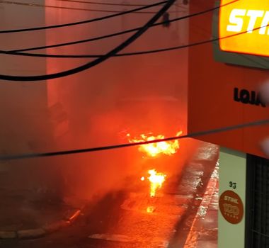 Imagem - Van pega fogo atrás da Catedral da Sé, na Cidade Velha