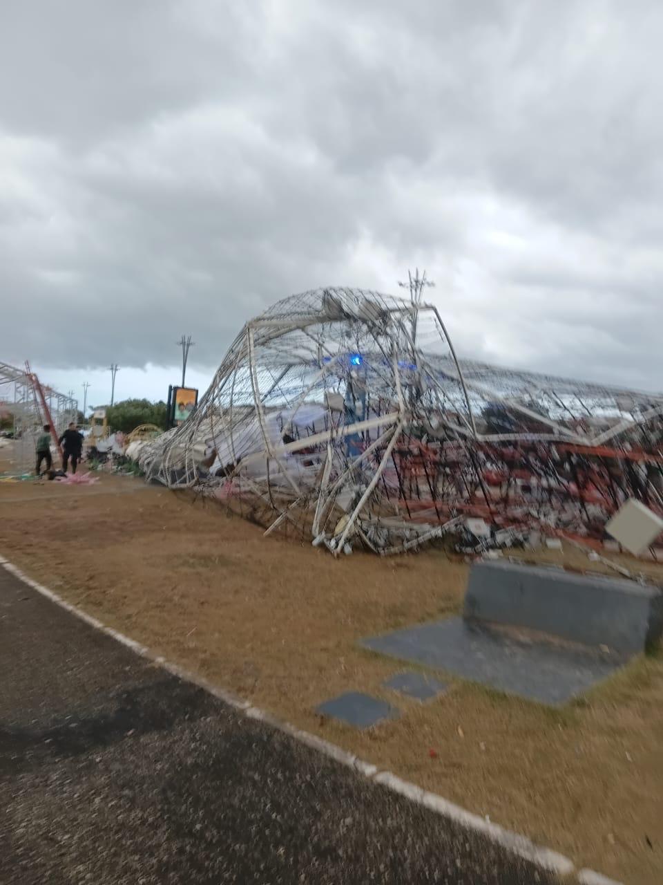 (A estrutura foi ao chão durante o temporal e permaneceu caída no local, toda armação ficou destruída.)