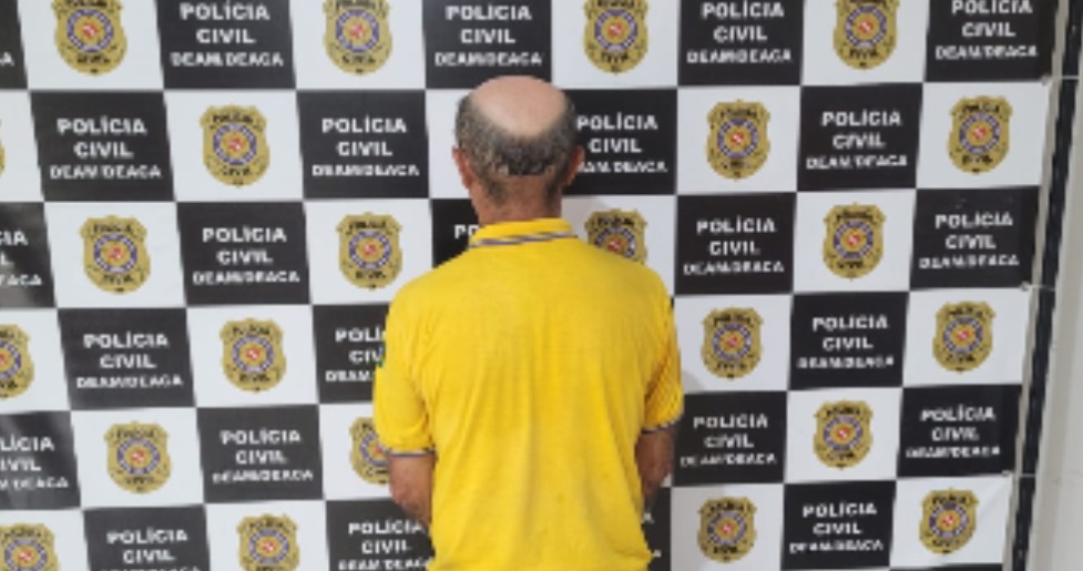 (A prisão foi realizada pela Polícia Civil, por meio da Delegacia Especializada no Atendimento à Mulher e à Criança e ao Adolescente (Deam/Deaca), após uma denúncia.)