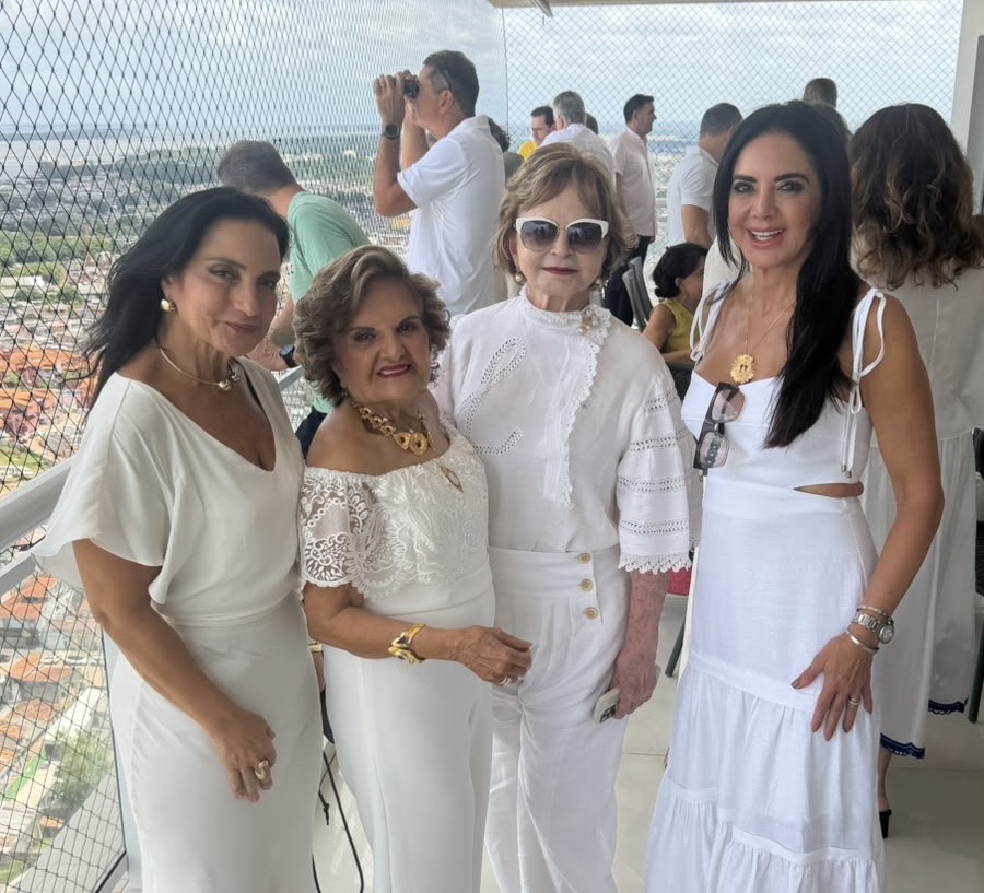 Cléa e Antônio Farah receberam amigos em seu apê, para assistirem de camarote à chegada do Círio Fluvial. Na foto, a host com Gilvana Gonçalves, Lúcia Mello e Fadia Freire