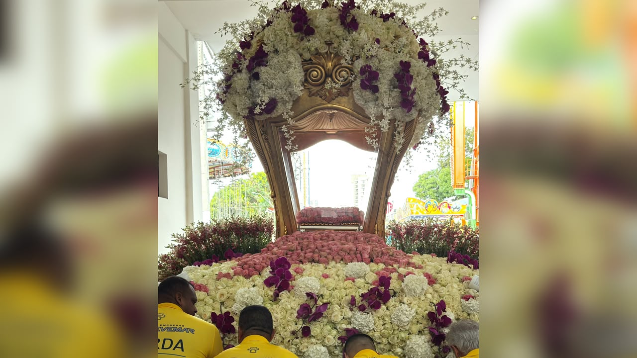 Com flores brancas e delicados toques de rosa, a berlinda de Nossa Senhora de Nazaré ganha um efeito de nuvem que simboliza paz, fé e devoção na Trasladação 2026.