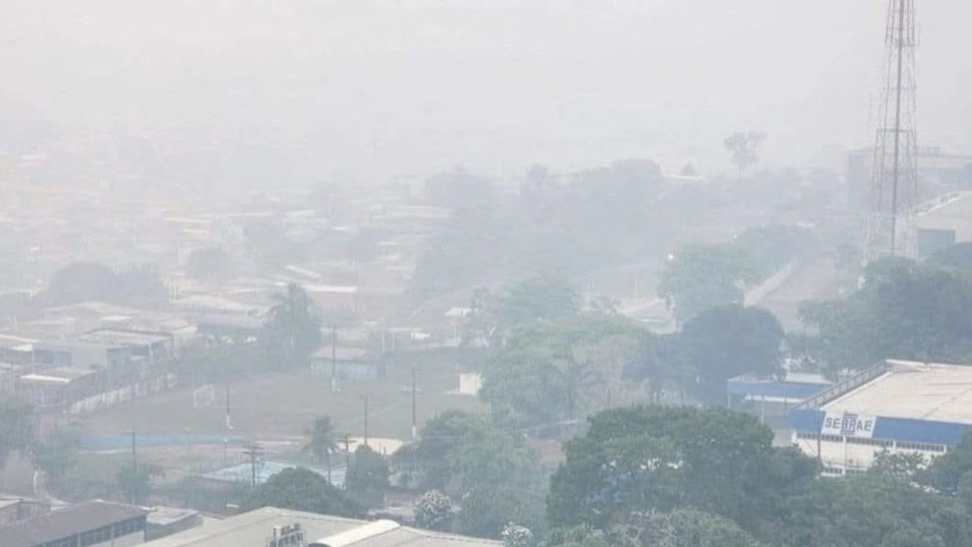 Defesa Civil emitiu alertas de risco à saúde e paralisou aulas e atividades presenciais em Manaus.
