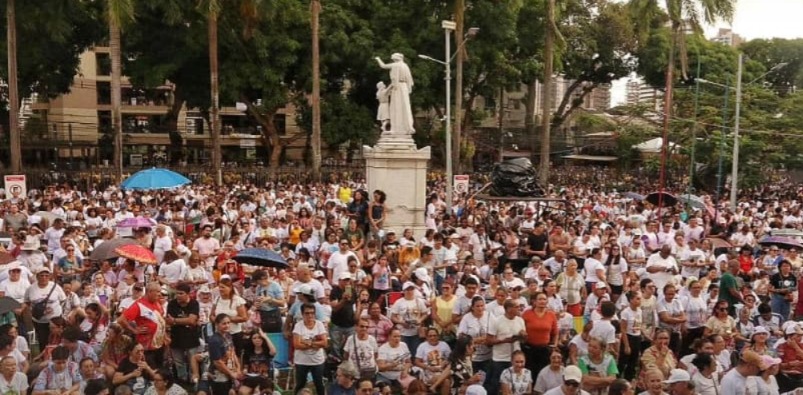 Fiéis no Colégio Gentil Bittencourt