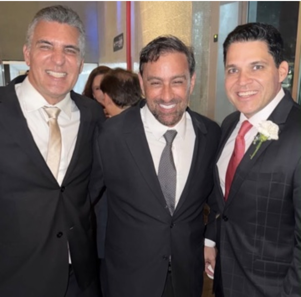 Jefferson Goldenberg, na foto com Dionísio Bentes e Michel Viana, em recente casório chique, promove este mês o curso “Do Pix ao Show”, no auditório da sua empresa de eventos. 
