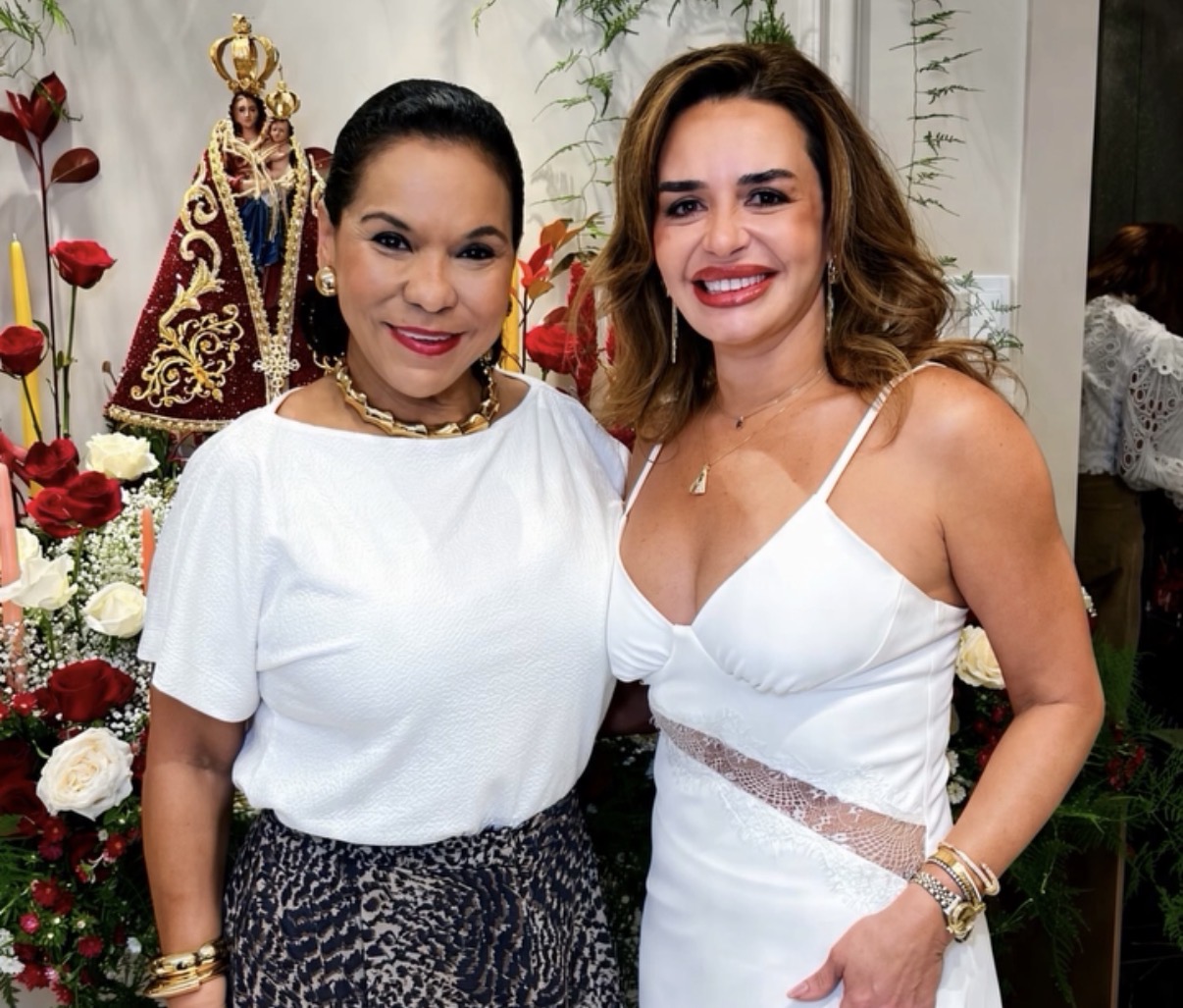 Macele Bührnheim, na foto, com Silvia Bezerra, abriu o seu belíssimo apê, para oferecer às suas amigas um delicioso e aconchegante fim de tarde em torno de Nossa Senhora. 
