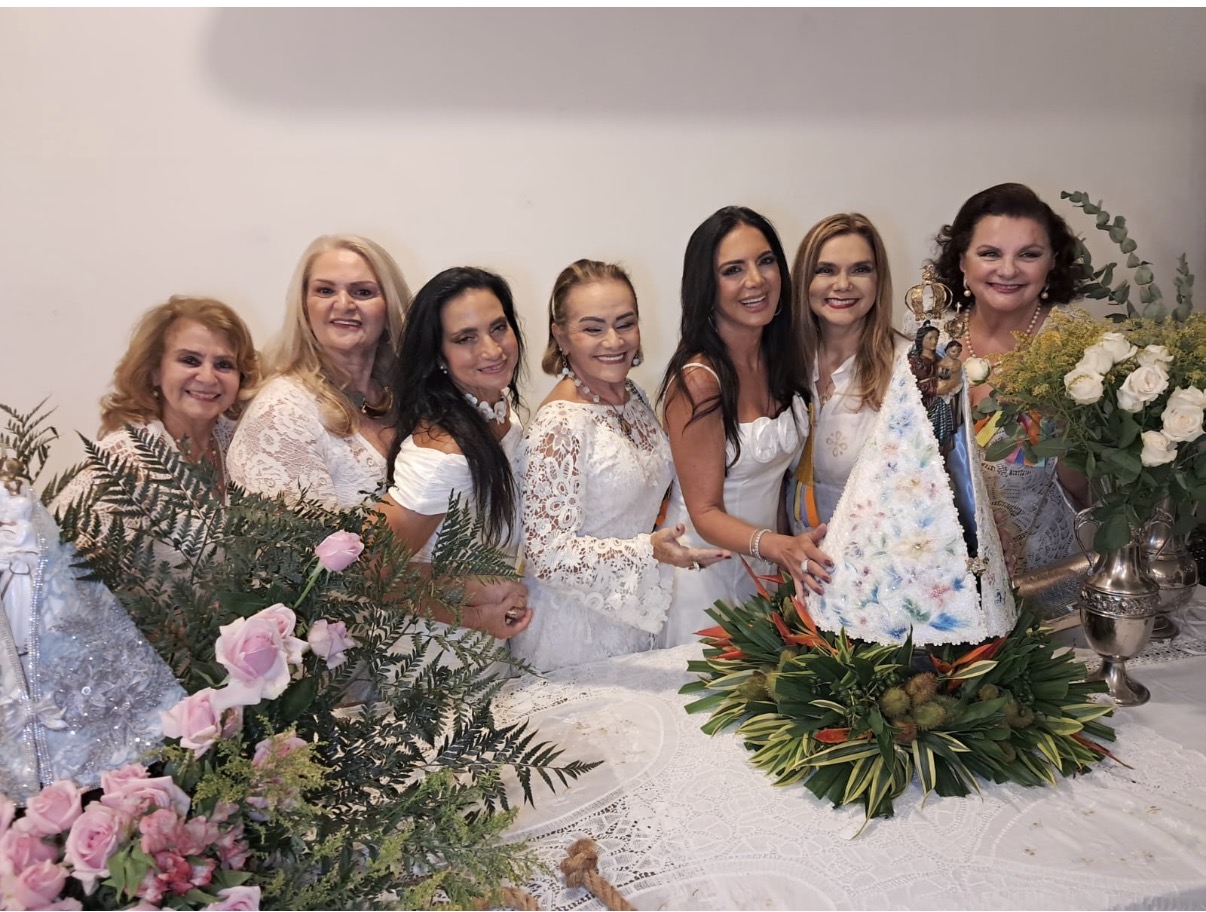 Na quarta-feira, Fadia Freire comandou o final da tarde, com muitas orações e pensamentos positivos, no salão de festa do Ed. Atalanta. 
