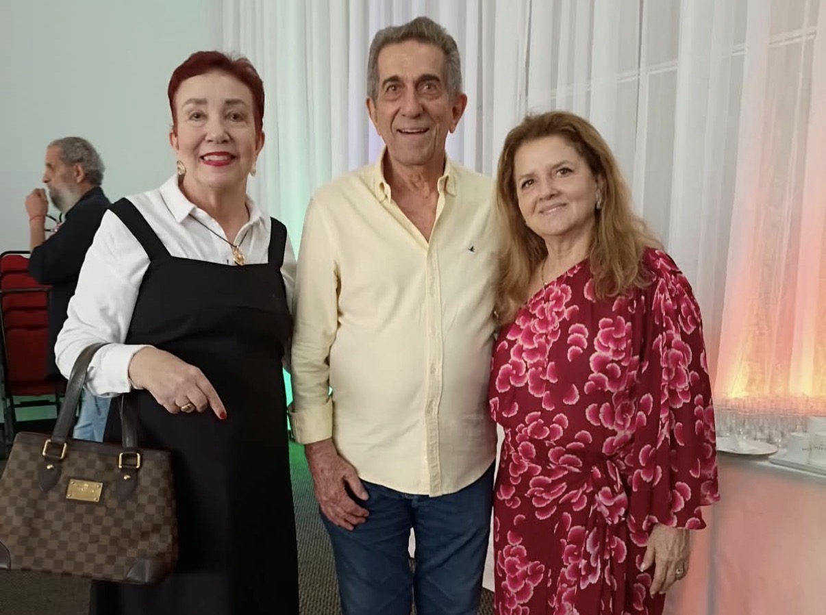 No Hotel Grand Mercury, patrocinador oficial do Círio de Nazaré, Eduardo e Jane Boullosa com a cerimonialista Lucinha Lage, na cerimônia religiosa em homenagem à Nossa Senhora.

