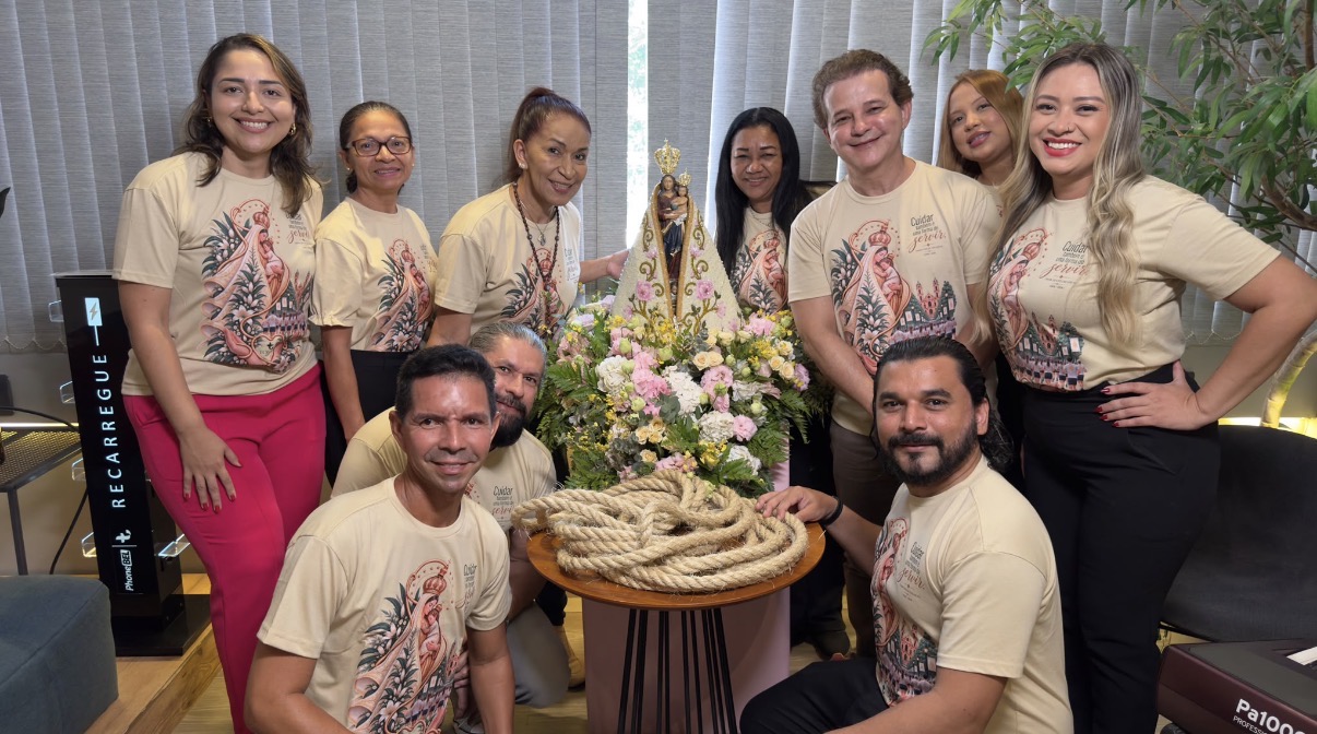O endócrino Rubens Tofolo comandou as bênçãos de Nossa Senhora de Nazaré, em sua Clínica Tofolo, em cerimônia celebrada pelo diácono Romulo Braga.
