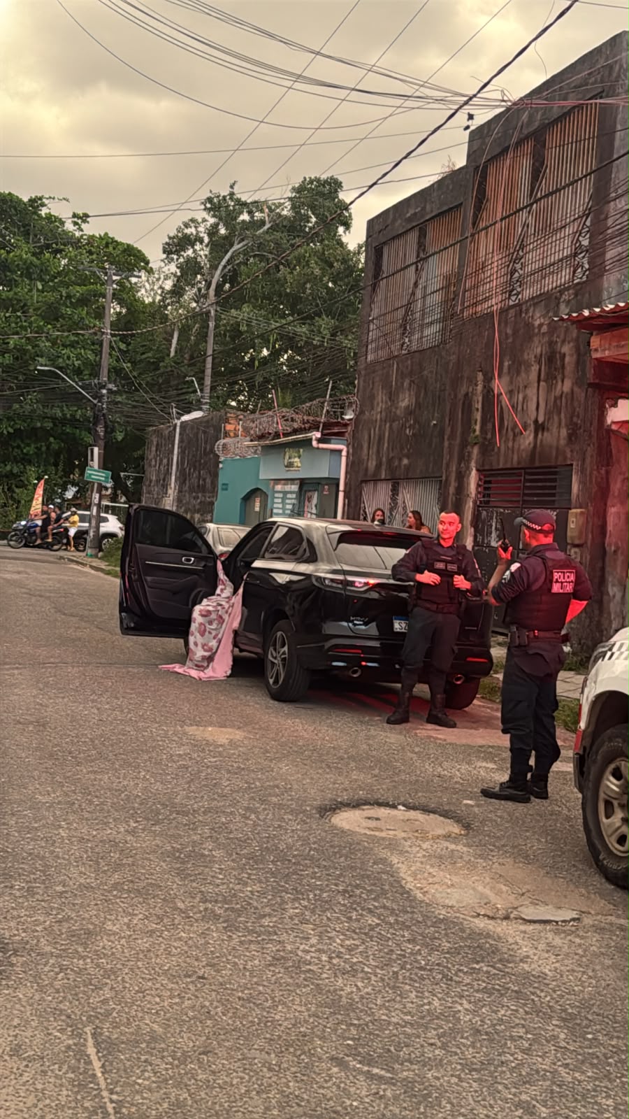 (Uma equipe da Polícia Militar esteve no endereço para atender à ocorrência.)