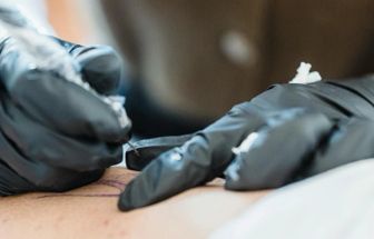Nova tinta permite esconder e revelar tatuagens com ajuda da luz