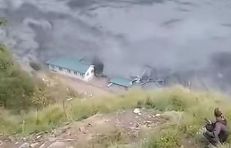 Moradores registram enxurrada em alto de montanha no Nepal