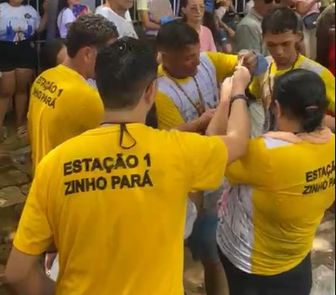 Imagem - Grupo de romeiros negociam pedaços da corda do Círio de Nazaré