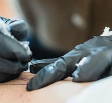 Imagem - Nova tinta permite esconder e revelar tatuagens com ajuda da luz