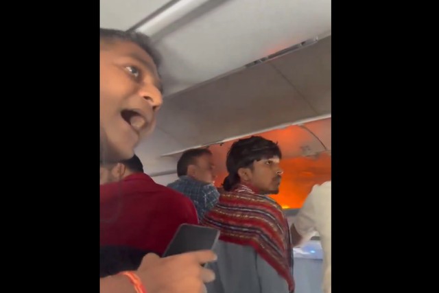 Carregador pegou fogo provocando desespero nos passageiros -