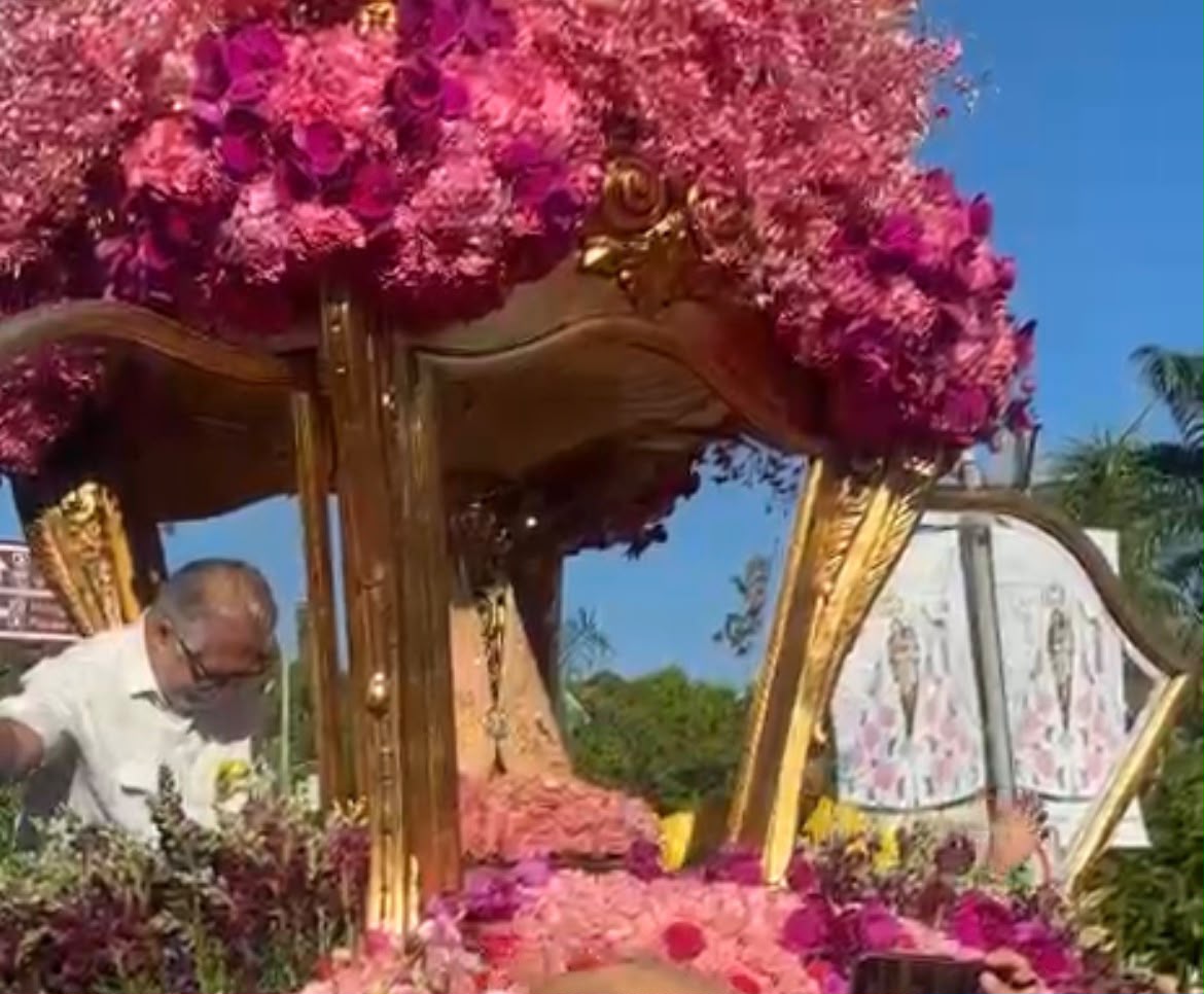 Imagem de Nossa Senhora de Nazaré dentro da Berlinda - 
