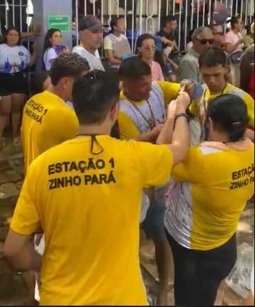 Um grupo de romeiros negociam pedaços da corda.
