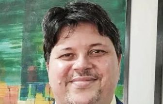 Argentina deporta jornalista brasileiro crítico de Milei e impõe proibição de retorno por cinco anos