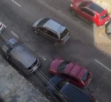 Imagem - Motorista bate em carros estacionados e foge durante romaria do Círio