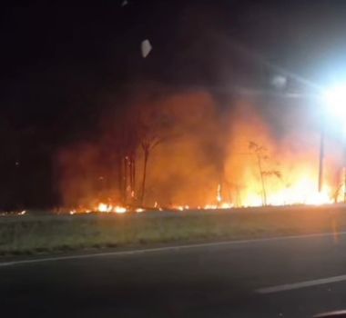 Imagem - Incêndio de grandes proporções assusta motoristas na BR-316, em Castanhal