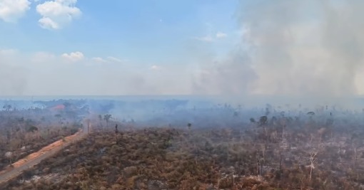 (As imagens registradas na região mostram o avanço das chamas sobre a vegetação, provocando preocupação entre moradores e produtores rurais.)