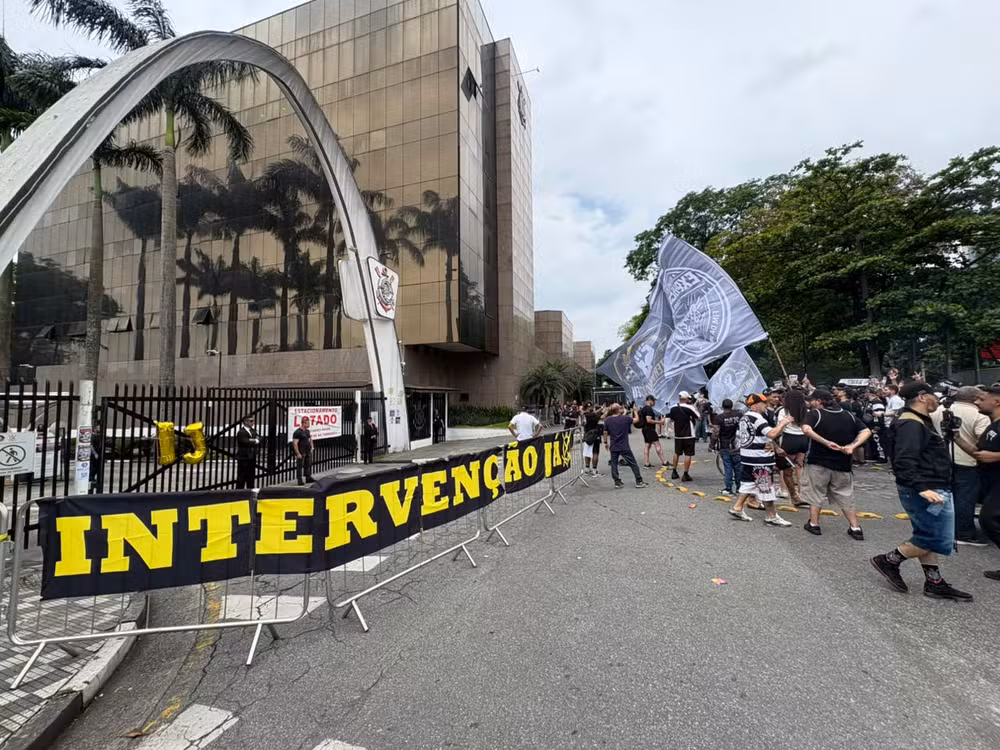 Imagem - Após goleada no clássico, torcedores do Corinthians pedem intervenção judicial no clube