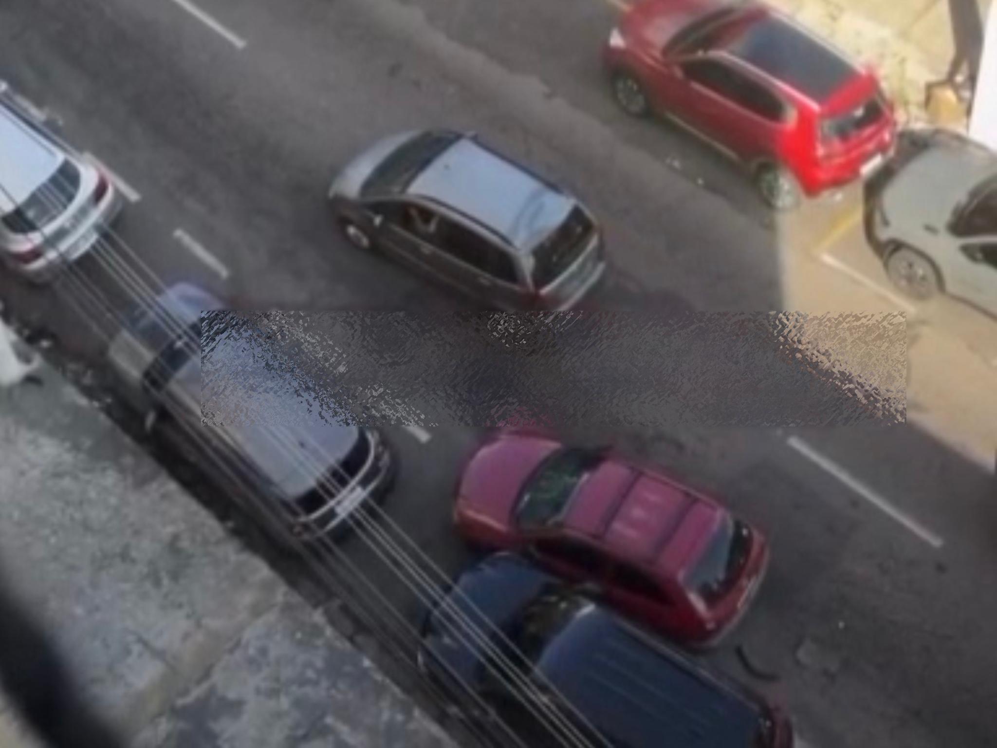 Condutor teria perdido o controle do veículo na rua Tiradentes; até o momento, ele não foi identificado.